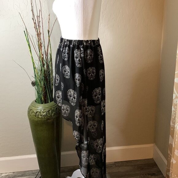 H&m black sugar skull hi low skirt. Elastic waist size four. NWOT. - Picture 4 of 10